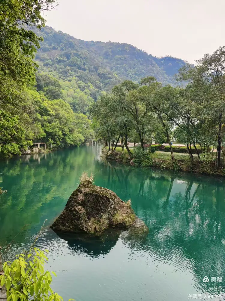 去葫芦湾看瀑布